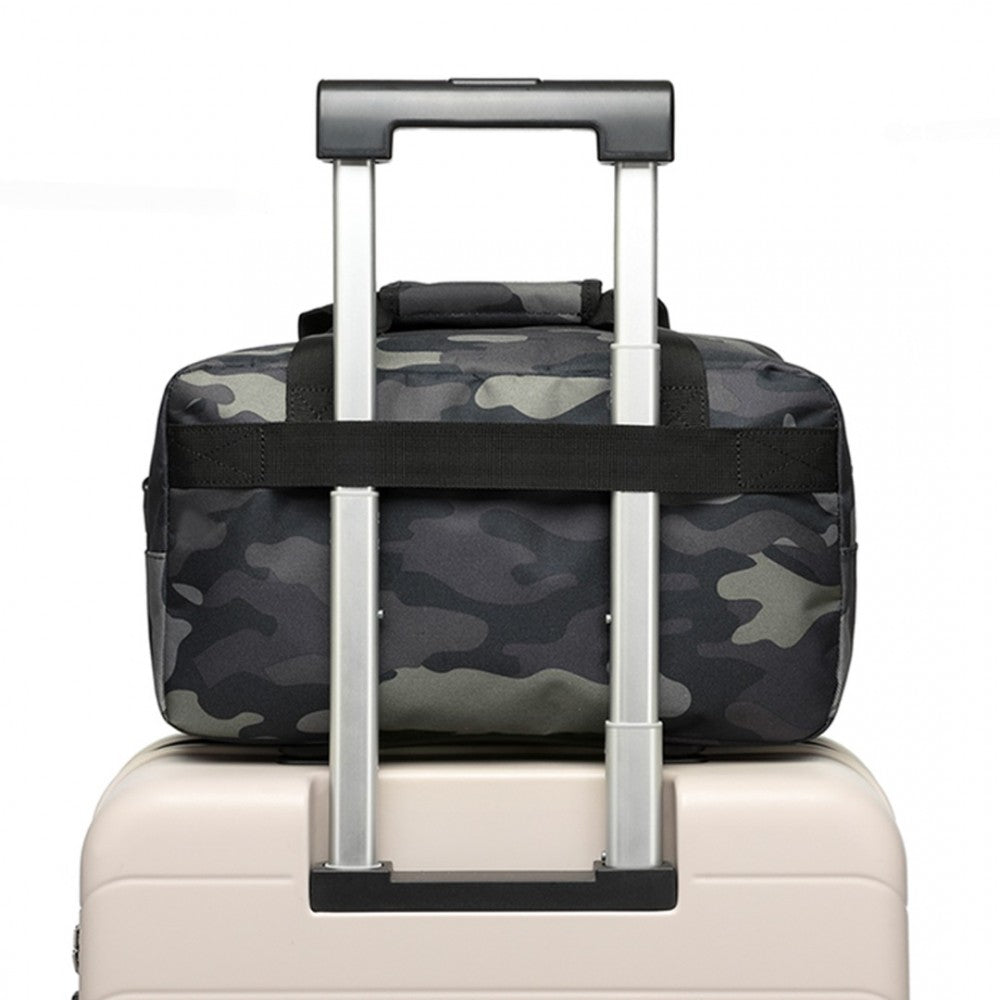 E1960S - KONO LIGHTWEIGHT MULTI PURPOSE UNISEX SPORTS TRAVEL DUFFEL BAG - CAMOUFLAGE